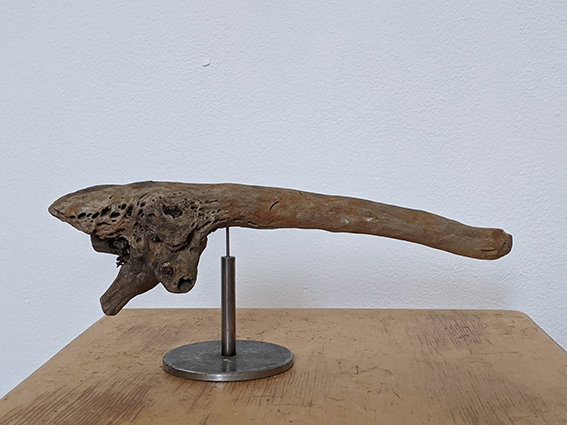 Kompas van drijfhout met een gelast stalen voetje